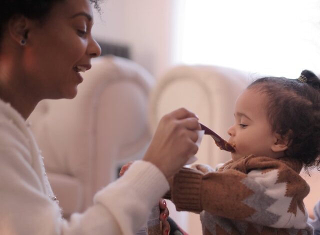 Tips for Feeding Babies! How to Give Your Baby Healthy Food!